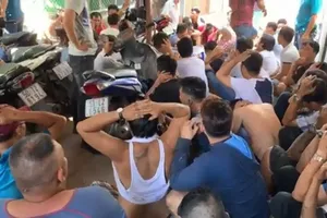 Phá trường gà bắt giữ hàng chục con bạc ở vùng ven TP.HCM