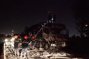 Xe tải chở vải vụn cháy ngùn ngụt gần cầu Phú Mỹ