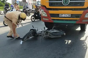 Vượt trước đầu xe bồn, người đàn ông bị cuốn vào gầm