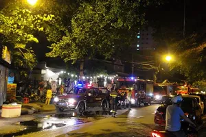 Cháy chung cư ở Thủ Đức, người dân dìu nhau chạy