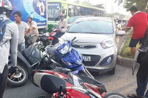 Tông 6 xe máy dừng đèn đỏ, người đàn ông đền ngay 11 triệu