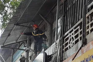 Cháy dữ dội công ty in khóa cửa ở quận 1, người dân náo loạn