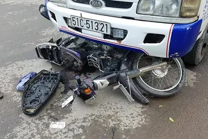 Thanh niên tông mạnh xe tải ở giao lộ không có đèn tín hiệu