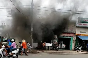 Quán cơm ở quận Tân Bình nổ, cụ ông 70 tuổi kẹt trong đám cháy