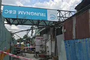 Sập cần cẩu công trình ở quận 8, dân thót tim