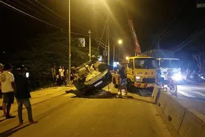 Ô tô đi đám cưới lật ở Hóc Môn, nhiều người bị thương