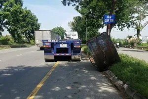 Khiếp vía vì 2 cuộn thép hàng chục tấn văng xuống đường