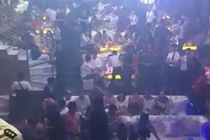 Hàng trăm dân chơi phê ma túy ở quán bar 030X8