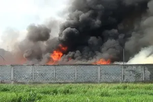 Cảnh sát đục tường dập biển lửa kho nệm mút ở Hóc Môn