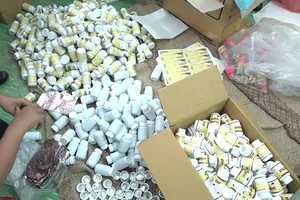 Cảnh sát kiểm tra nhiều cơ sở thực phẩm chức năng giả ở TP.HCM