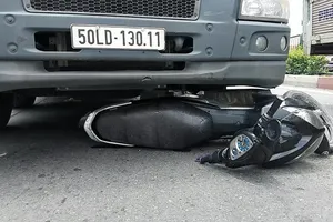 Xe tải cuốn 2 người phụ nữ và bé vài tháng tuổi vào gầm