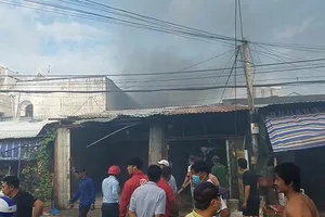 Cháy dữ dội dãy trọ ở Bình Tân