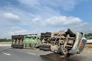 Lật xe bồn, rớt thùng container khiến giao thông hỗn loạn