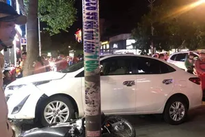 1 phụ nữ lái ô tô tông văng 2 xe máy ở Gò Vấp