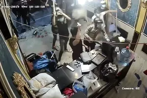 Côn đồ xông vào nhà hàng ở trung tâm thành phố đập phá