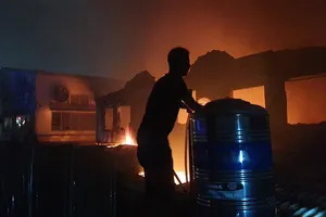 Dân leo mái tôn ‘chia lửa’ với cảnh sát trong vụ cháy dữ dội