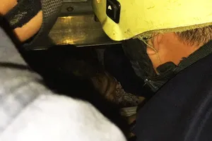 Bé trai 8 tháng tuổi mắc kẹt trong thang máy nhà dân ở Gò Vấp