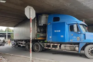 Chạy đường cấm, container 'đụng trần' cầu vượt An Sương