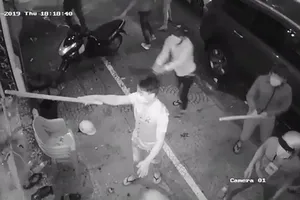Bình Thạnh: Xông vào nhà hỗn chiến vì xe máy chắn lối ô tô