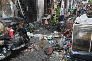 Ngã xe làm nổ cả trăm bình gas mini, gây cháy nhiều kiốt 