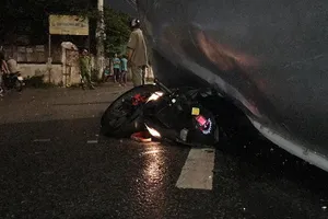 Xe tải lật đè xe máy trên quốc lộ, thanh niên thoát chết 