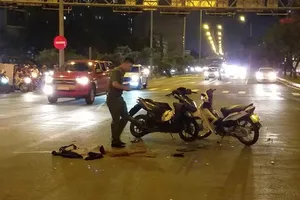 Tông xe máy ở giao lộ, 2 người thương vong