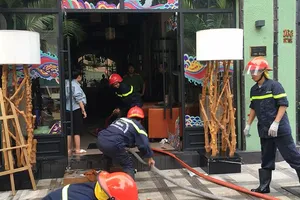 Cháy quán cà phê ở quận 3, khách tháo chạy hoảng loạn