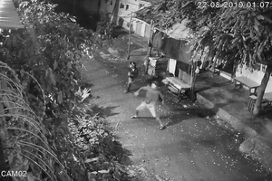 Hai vợ chồng cụ già bị khủng bố bằng sơn, gạch