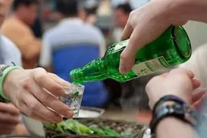 Ngăn bạn nhậu bỏ về, thanh niên bị đá vào đầu, tử vong 