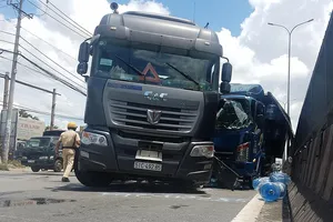 Ô tô tải tông xe đầu kéo, tài xế và phụ xe kêu cứu 