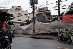 Mưa gió lớn quật ngã bạt che quán ăn ở Gò Vấp