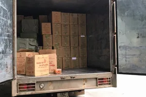 Xe tải chở hơn 31.000 gói thuốc lá lậu giấu trong bánh kẹo