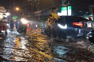 Mưa lớn, nhiều tuyến đường ngập nặng khiến xe ùn ứ