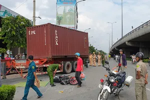 Va chạm với container ở quận 12, chồng thoát nạn, vợ tử vong