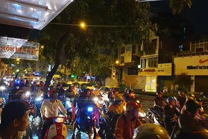 Ngã xuống đường trong mưa, người vợ bị container cán tử vong