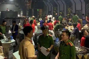 Dân chơi vứt tung tóe ma túy trong bar 386 khi bị kiểm tra