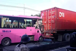 Xe khách húc đuôi container ở Củ Chi, nhiều người bị thương