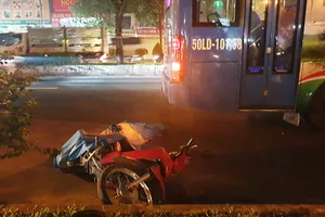 Nam thanh niên bị xe buýt cán tử vong trong làn ô tô