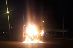 Container cuốn xe máy vào gầm, bốc cháy ở đường Võ Văn Kiệt