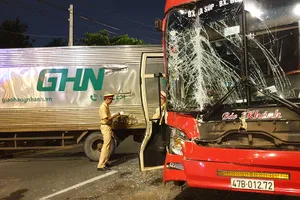 Xe khách 'nát đầu' sau va chạm liên hoàn, quốc lộ 1 kẹt cứng