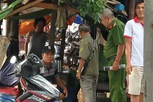 Dừng xe máy bên đường, người đàn ông gục chết