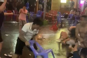 Công an khởi tố 10 người chém nhau ở phố Bùi Viện