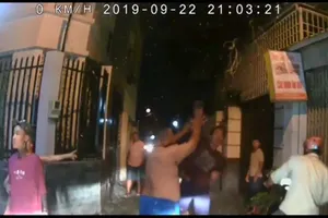 Tài xế Grab bị nhóm thanh niên đập phá ô tô chỉ vì xin đường