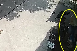 Bất ngờ bị ném 'bom bẩn' vào nhà sau khi lắp camera an ninh