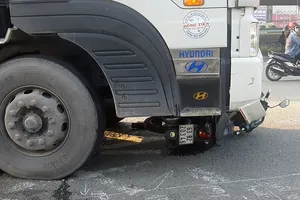 Xe tải cuốn 2 người đi xe máy vào gầm ở An Sương