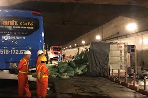 Xe tải bốc cháy, hầm Thủ Thiêm bị phong tỏa