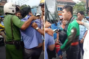 Va chạm, tài xế xe buýt cầm dao đâm tài xế Grab nhập viện