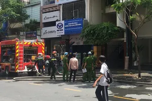 1 bảo vệ dân phố bị thương khi dập lửa căn nhà quận 1