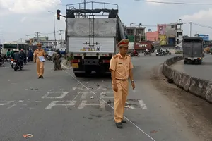 Hai người bị cuốn vào gầm ô tô tải ở ngã tư An Sương
