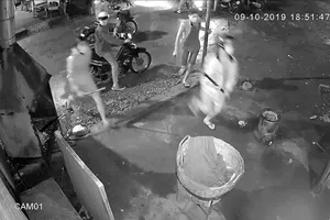 Nhiều người lấy cớ con trai nợ nần để tới đập phá nhà cửa